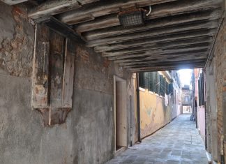 Il Sacro Cuore di Gesù, dipinto nel tabernacolo (capitèło) del Sotoportego de le Do Corte, nel Sestiere di Cannaregio