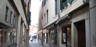 L’Arcangelo Michele, bassorilievo in Calle de Mandola, nel Sestiere di San Marco