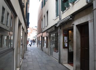 L’Arcangelo Michele, bassorilievo in Calle de Mandola, nel Sestiere di San Marco