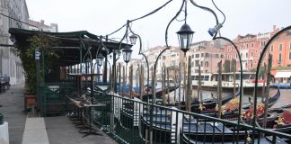 Capitello in Riva del Carbon, su palo d’ormeggio (pałina), nel Sestiere di San Marco