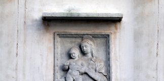 La Madonna col Bambino, bassorilievo in Corte de la Canonica, nel Sestiere di San Marco