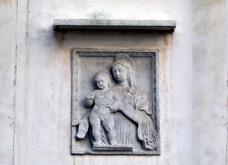La Madonna col Bambino, bassorilievo in Corte de la Canonica, nel Sestiere di San Marco