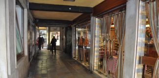 Capitello nel Sotoportego de la Bissa, nel Sestiere di San Marco