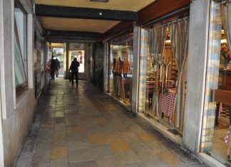 Capitello nel Sotoportego de la Bissa, nel Sestiere di San Marco