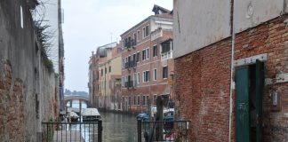 Sant’Antonio da Padova col Bambino, bassorilievo in Rio Terà dei Biri, nel Sestiere di Santa Croce