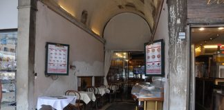 La Madonna col Bambino, altorilievo nel Sotoportego Cà da Riva, in Piazza San Marco
