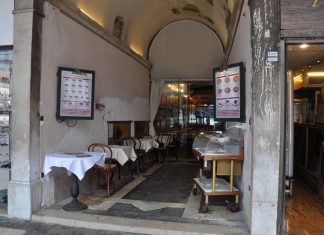 La Madonna col Bambino, altorilievo nel Sotoportego Cà da Riva, in Piazza San Marco