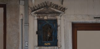 Santa Lucia, nel tabernacolo (capitèło) in Salizada San Geremia, nel Sestiere di Cannaregio