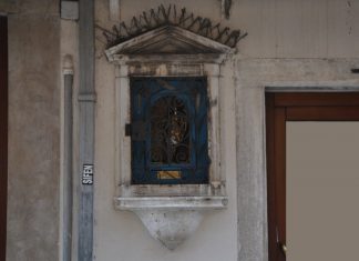 Santa Lucia, nel tabernacolo (capitèło) in Salizada San Geremia, nel Sestiere di Cannaregio