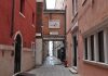 San Gorgio, bassorilievo di Calle dei Tredici Martiri, nel Sestiere di San Marco