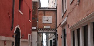 San Gorgio, bassorilievo di Calle dei Tredici Martiri, nel Sestiere di San Marco