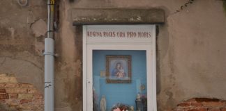 La Madonna col Bambino, stampa nel tabernacolo (capitèło) in Rio Terà Barba Frutariol, nel Sestiere di Cannaregio