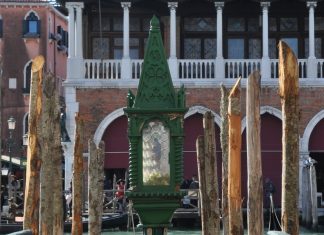 Santa Sofia, statuetta in vetro nel tabernacolo (capitèło) in Campo Santa Sofia, su palo d’ormeggio (pałina), nel Sestiere di Cannaregio