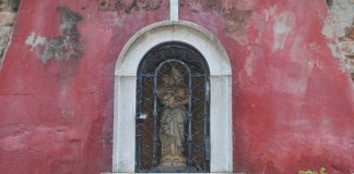 La Madonna col Bambino, statuetta nel tabernacolo (capitèło) in Calle de la Biscotela, nel Sestiere di Cannaregio