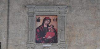 La Madonna del Latte, stampa nel tabernacolo (capitèło) nella Loggia Superiore del Palazzo Ducale, nel Sestiere di San Marco