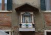 La Madonna col Bambino, stampa incorniciata nel tabernacolo (capitèło) in Campiello dei Albanesi, nel Sestiere di Cannaregio