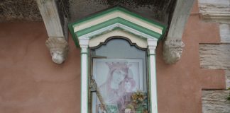 La Madonna col Bambino, stampa nel tabernacolo (capitèło) in Campiello del Tragheto, nel Sestiere di San Marco