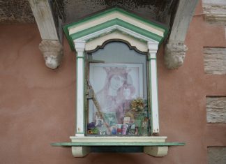 La Madonna col Bambino, stampa nel tabernacolo (capitèło) in Campiello del Tragheto, nel Sestiere di San Marco