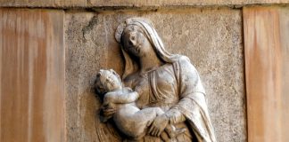 La Madonna col Bambino, San Gallo e San Maurizio, rilievo in Calle del Piovan, nel Sestiere San Marco
