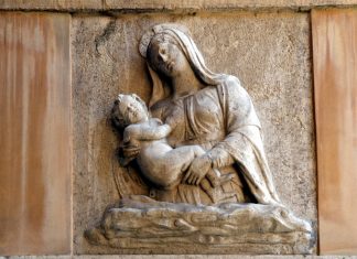 La Madonna col Bambino, San Gallo e San Maurizio, rilievo in Calle del Piovan, nel Sestiere San Marco