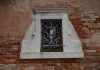 La Madonna Addolorata nel tabernacolo (capitèło) in Fondamenta del Grimani, nel Sestiere di Cannaregio