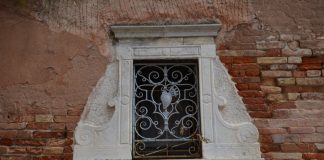 La Madonna Addolorata nel tabernacolo (capitèło) in Fondamenta del Grimani, nel Sestiere di Cannaregio