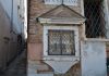 La Madonna in trono col Bambino in piedi stampa nel tabernacolo (capitèło) al Traghetto di Calle Garzoni, nel Sestiere di San Marco