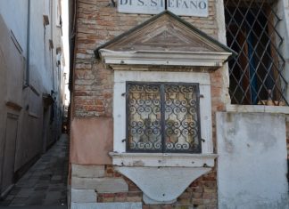 La Madonna in trono col Bambino in piedi stampa nel tabernacolo (capitèło) al Traghetto di Calle Garzoni, nel Sestiere di San Marco