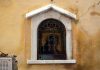 La Madonna, mosaico nel tabernacolo (capitèło) in Calle Lombardo, nel Sestiere di Cannaregio