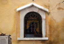 La Madonna, mosaico nel tabernacolo (capitèło) in Calle Lombardo, nel Sestiere di Cannaregio