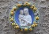 La Madonna col Bambino, tondo in terracotta invetriata in Corte dei Squelini, nel Sestiere di Santa Croce