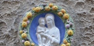La Madonna col Bambino, tondo in terracotta invetriata in Corte dei Squelini, nel Sestiere di Santa Croce