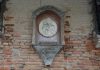 La Madonna col Bambino, bassorilievo in gesso nel tabernacolo (capitèło) in Fondamenta del Tragheto, nel Sestiere di Cannaregio