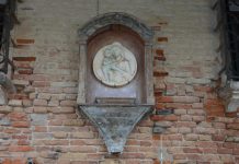 La Madonna col Bambino, bassorilievo in gesso nel tabernacolo (capitèło) in Fondamenta del Tragheto, nel Sestiere di Cannaregio