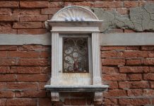 La Madonna col Bambino, bassorilievo nel tabernacolo (capitèło) in Calle Larga Giacinto Gallina, nel Sestiere di Cannaregio