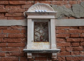 La Madonna col Bambino, bassorilievo nel tabernacolo (capitèło) in Calle Larga Giacinto Gallina, nel Sestiere di Cannaregio