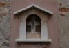 Cristo in croce nel tabernacolo (capitèło) in Ramo del Paludo, nel Sestiere di Cannaregio