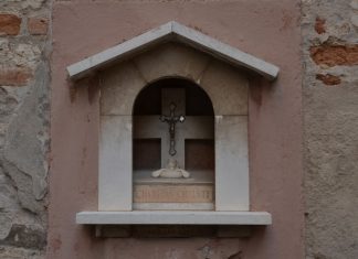 Cristo in croce nel tabernacolo (capitèło) in Ramo del Paludo, nel Sestiere di Cannaregio