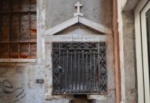Tabernacolo (capitèło) vuoto in Calle del Pistor, nel Sestiere di San Marco