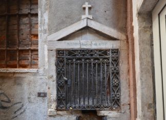 Tabernacolo (capitèło) vuoto in Calle del Pistor, nel Sestiere di San Marco