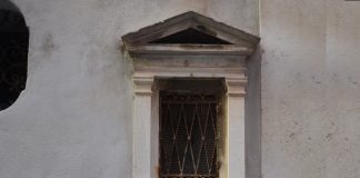 Crocifisso con smalti decorati nel tabernacolo (capitèło), in Rio Terà San Paternian, nel Sestiere di San Marco