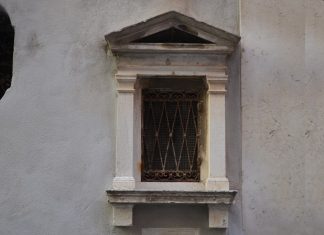 Crocifisso con smalti decorati nel tabernacolo (capitèło), in Rio Terà San Paternian, nel Sestiere di San Marco