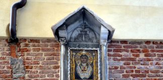 La Madonna col Bambino mosaico nel tabernacolo (capitèło) in Salizada del Teatro, nel Sestiere di San Marco