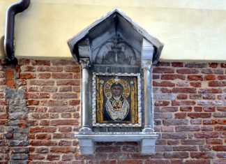La Madonna col Bambino mosaico nel tabernacolo (capitèło) in Salizada del Teatro, nel Sestiere di San Marco