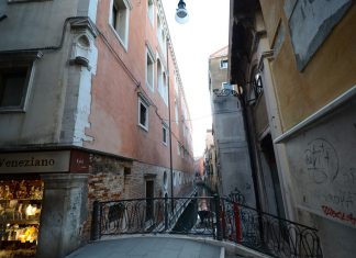 Una nicchia lombardesca vuota nel Ponte del Lovo, nel Sestiere di San Marco