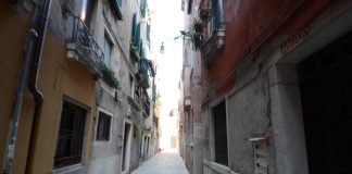 Angelo, altorilievo di Salizada del Teatro, nel Sestiere di San Marco