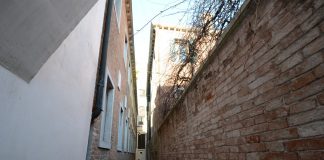 La Madonna col Bambino, bassorilievo in Calle Morolin, nel Sestiere di San Marco