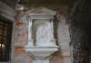 San Giuseppe col Bambino, bassorilievo nel tabernacolo (capitèło) del Sotoportego del Ramo del Carbon, nel Sestiere di San Marco