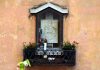La Madonna col Bambino, bassorilievo nel tabernacolo (capitèło) in Calle Larga Piave, nel Sestiere di Cannaregio