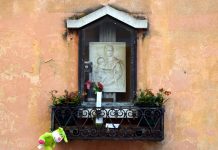 La Madonna col Bambino, bassorilievo nel tabernacolo (capitèło) in Calle Larga Piave, nel Sestiere di Cannaregio